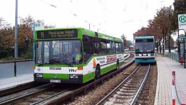 公交车跑上铁路，时速达到90公里，就在英国剑桥！