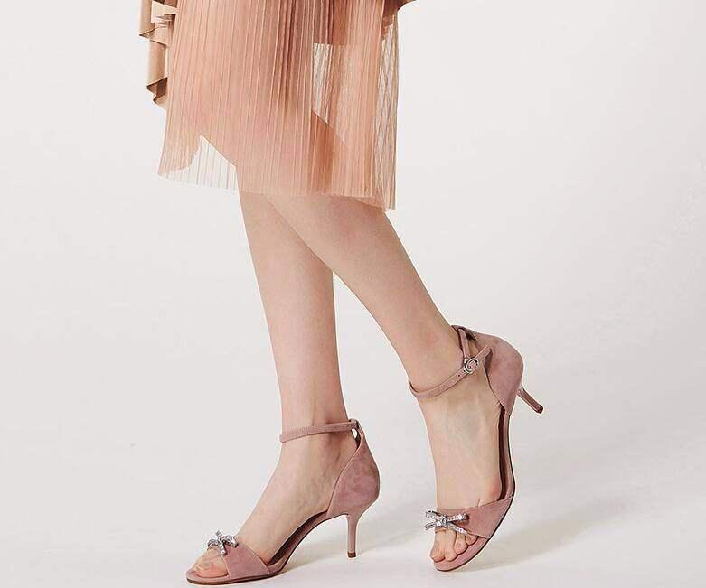 一字带高跟鞋显小清新的气质，充满着青春的活力