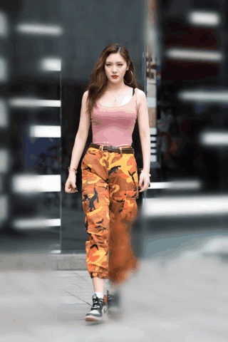 街拍: 紧身短裙显清凉, 感受清凉的气息