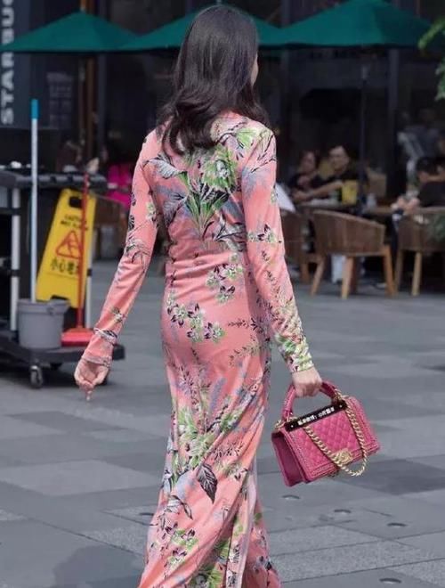 『搭配』街拍:身材高挑的小姐姐,一条黑色的连衣裙,时尚气质好身材