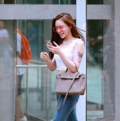 饱满又精致的包臀裙小姐姐秀出别具一格的美丽，彰显洒脱姿态！