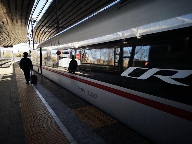 他们400米车厢要往返走三万步，每次出门还带两身警服，为啥？