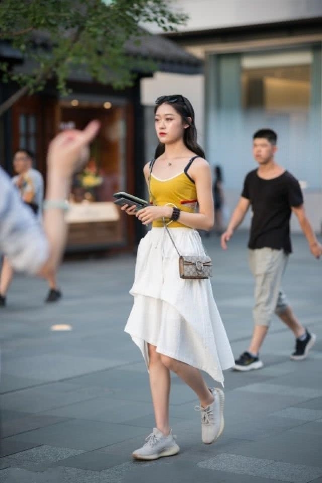 小姐姐|路人街拍,靓女时髦的白色裙子搭配吊带背心,更加优雅大方
