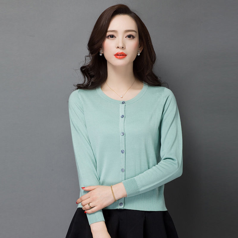 不要再穿烂大街的土风衣了，今年流行开衫+休闲裤，上身洋气炸了