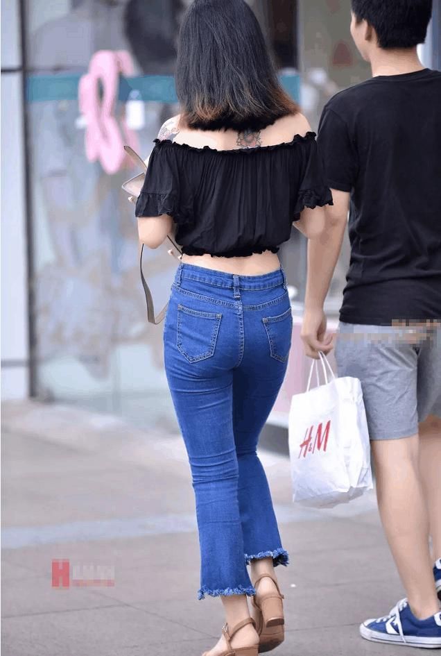 紧身牛仔裤在美女的衬托下也特别的有型有范