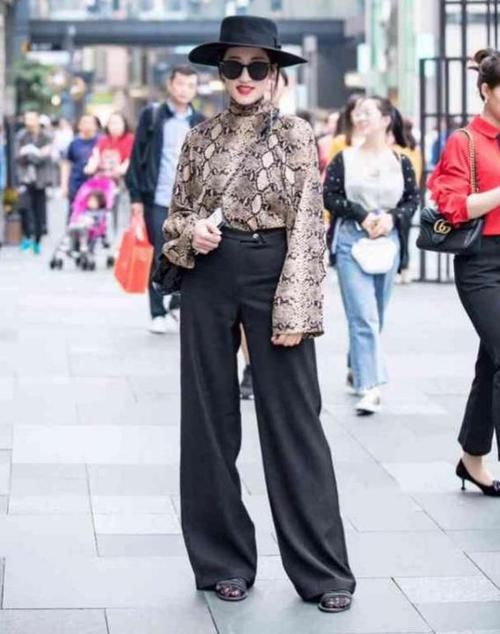  『风采』街拍：沉鱼落雁的美女，一条墨绿色连衣裙，时尚气质风采