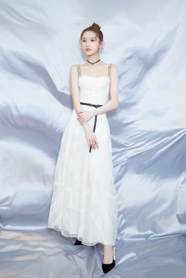 张慧雯太厉害，一袭吊带纱裙就美如仙，不是没存在感的谋女郎了！