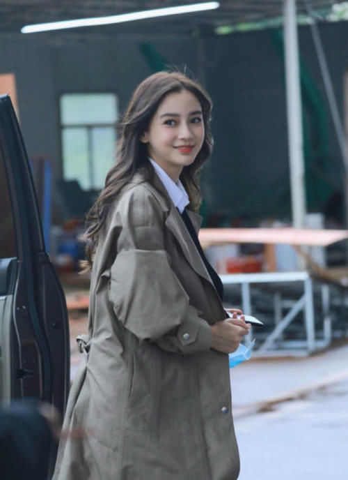  #女人味#baby复工图放出，白衬衫搭棕色长风衣，微卷长发增添女人味