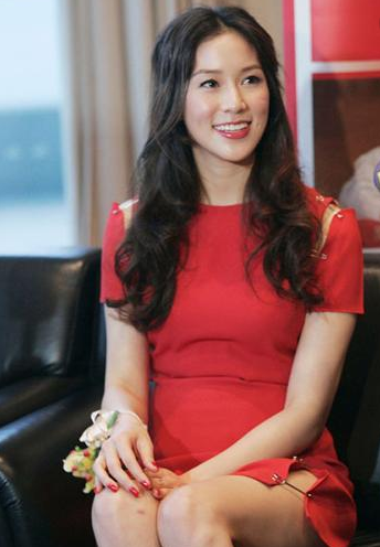 24岁嫁千亿豪门，婚后12年连生4子比保姆还惨，35岁美如画！