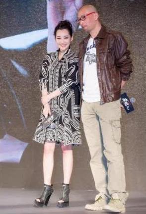 许晴真大胆!短裤穿的比西装还短,连彭于晏都羞得不敢直视!