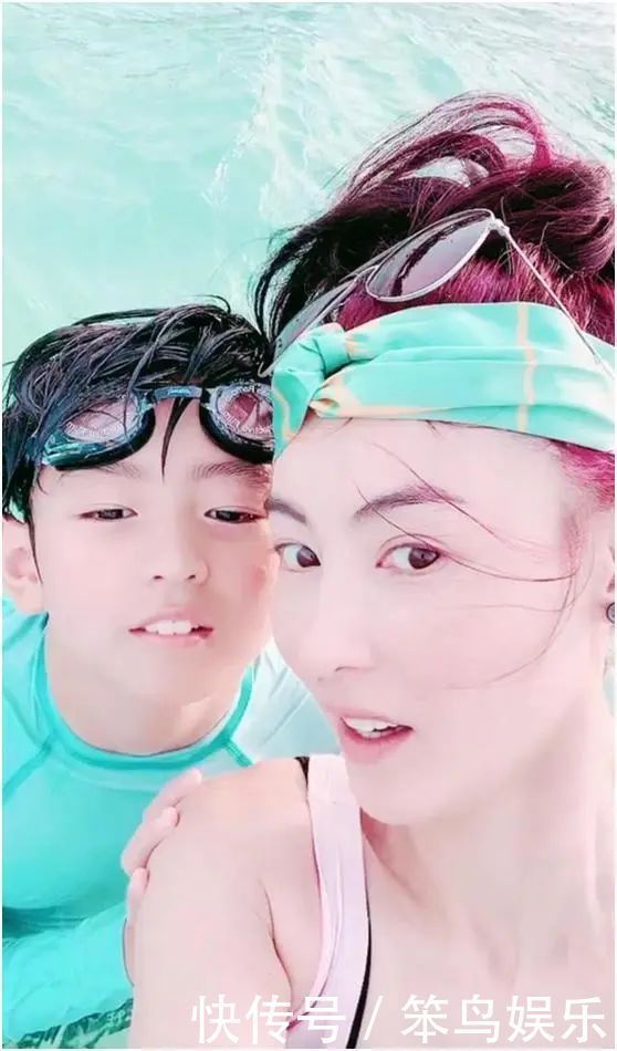 『上身』谢霆锋长子赤裸上身荷尔蒙爆棚,张柏芝变迷妹,二儿子一旁受冷落