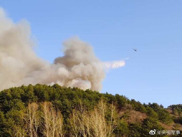  『山西』紧急！山西榆社山火持续，军用直升机空中灭火