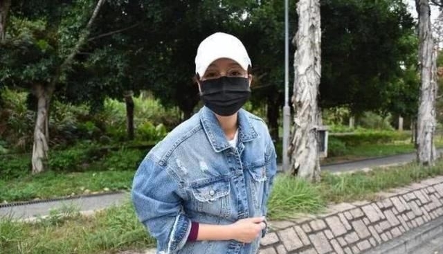 杨怡:杨怡怀孕后首现身,挺7月孕肚载母亲外出,下车接受采访很亲切