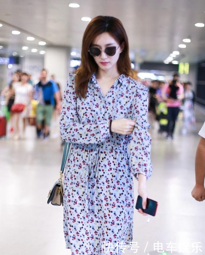 江疏影还真是会搭, 雪纺白衬衫配蓝短裤, 暴露了一双惊艳长腿!