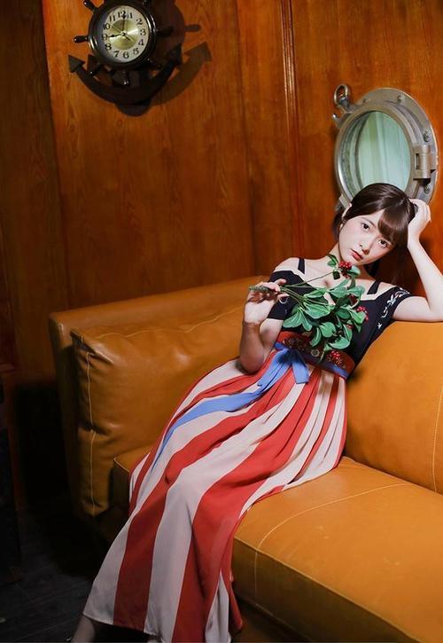 徐娇终于长大了，吊带裙性感又不失女人味，网友：美的冒泡