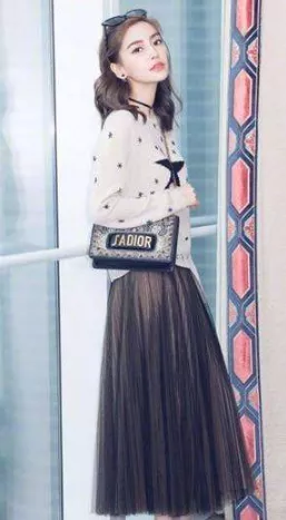 她也真是大胆,完美身材搭配包臀裙，美丽无处可藏！