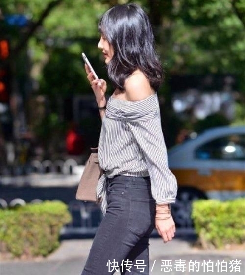 连衣裙■街拍:美女戴一副时髦的太阳镜,身穿拼色连衣裙,充满着帅气