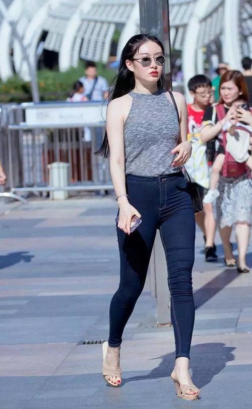 街拍 广州女郎黄色抹胸吊带背心 美得让人窒息