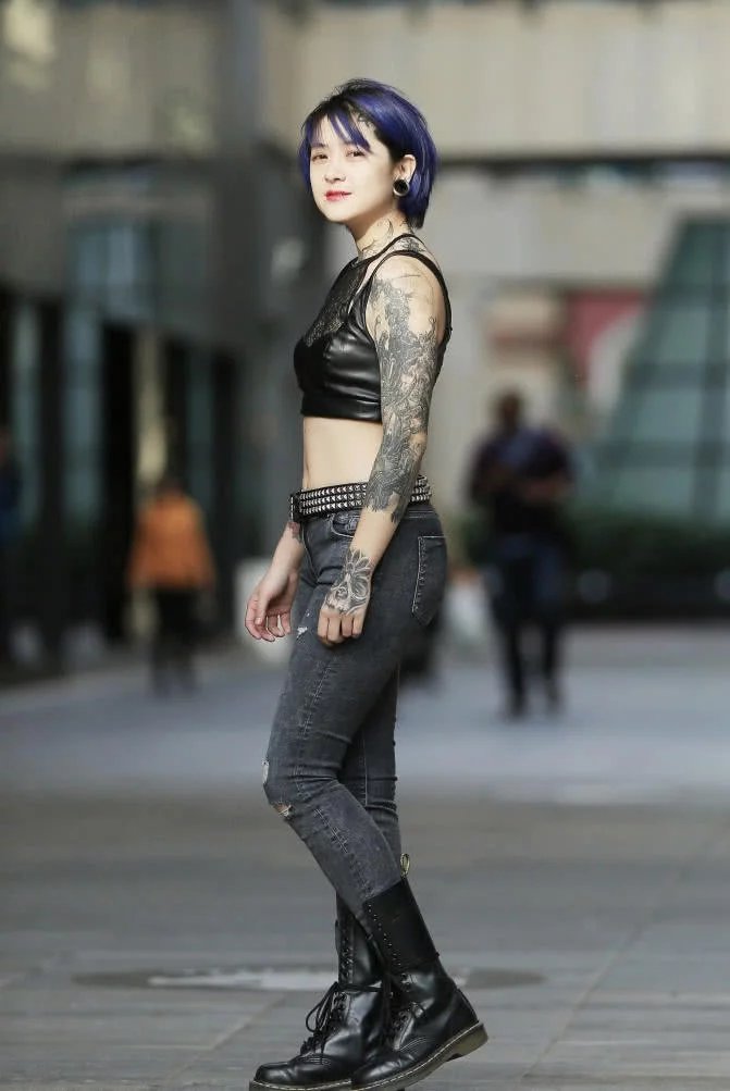 清纯甜美的小姐姐，纹身很霸道，小巧精致才是吸睛的重点