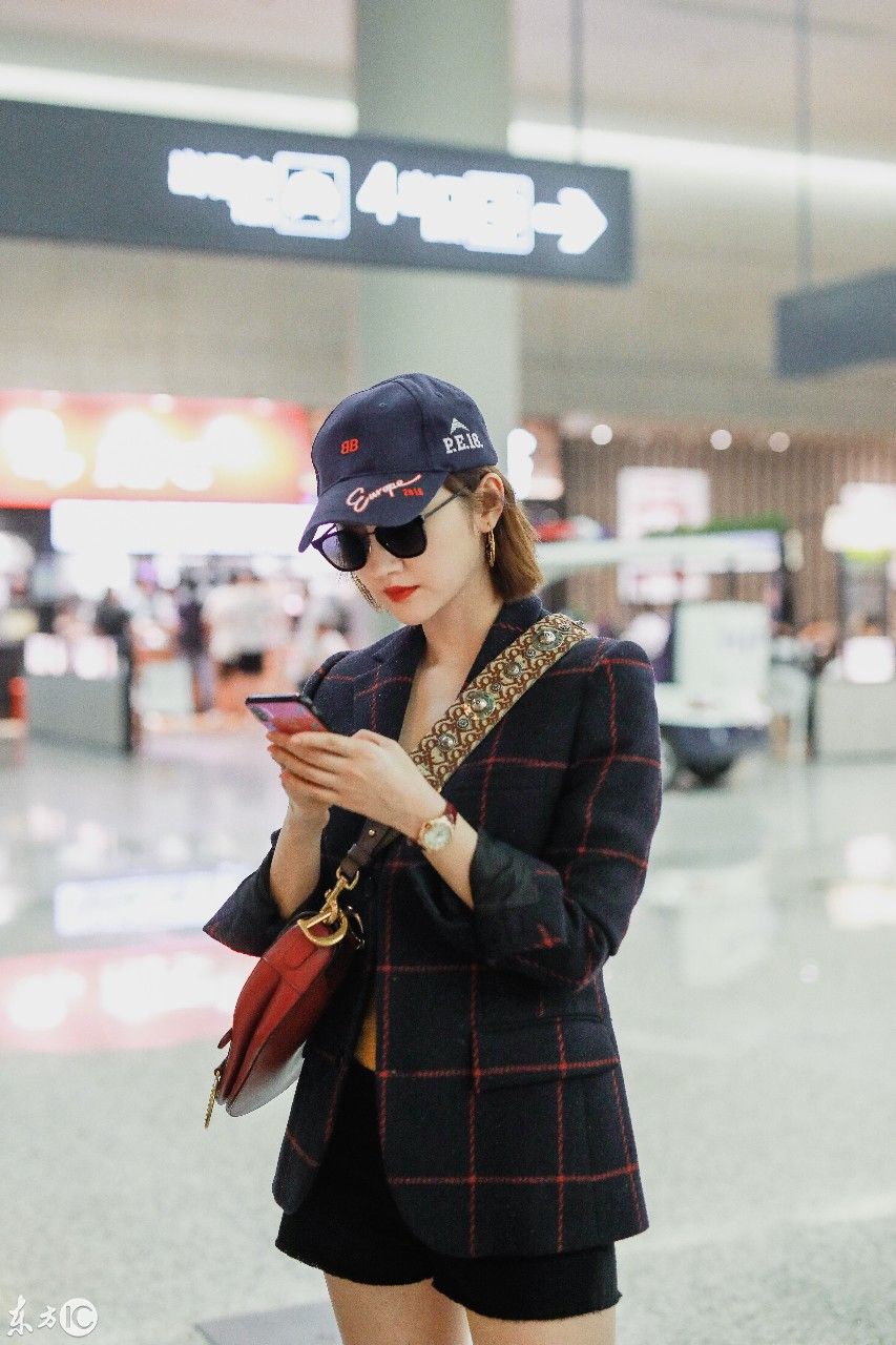 北京机场景甜大秀白长腿，事业线都暴漏了，网友:男同胞的福利