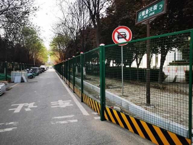  『西安』围挡变身围栏 助力西安高新区背街小巷提升改造“阳光施工”