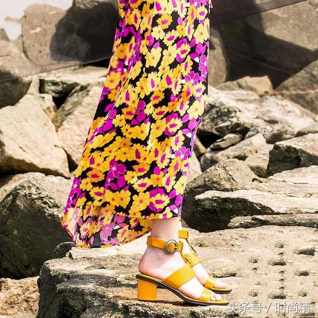 玉足何须细高跟，粗跟凉鞋舒适亦优雅