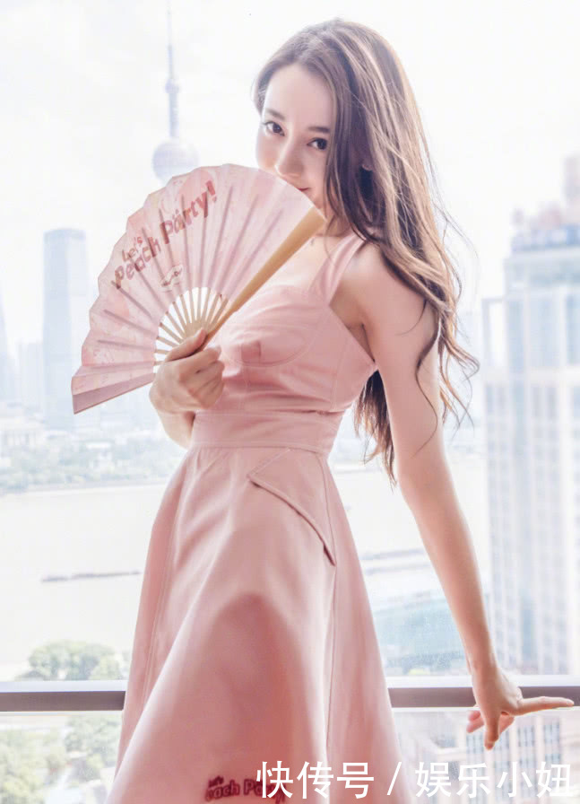 宋祖儿和迪丽热巴穿粉裙，差5岁，一个显成熟一个嫩得出水！