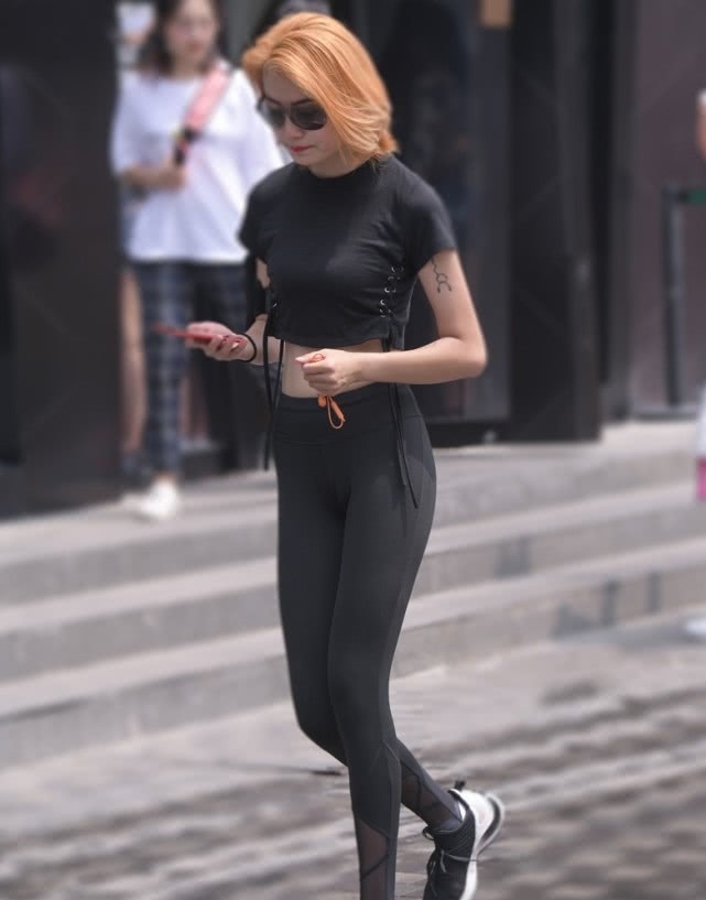 『轻松』妹子这是被上帝吻了多少次?穿瑜伽裤都显轻松,我做梦都没有!