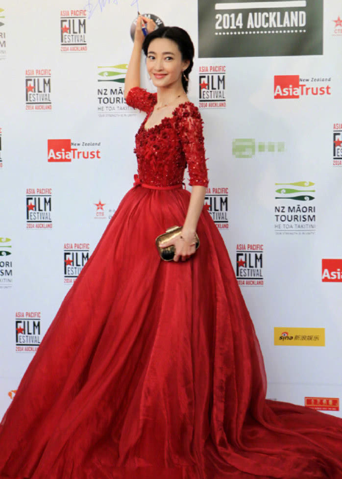 王丽坤大红裙未修图流出，不是黑她，除了身材好真没啥看点!