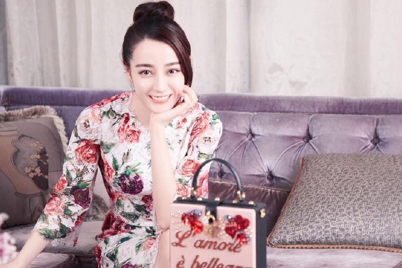 别只盯着迪丽热巴的裙子不放了!换了新发型后的她再次美出新高度