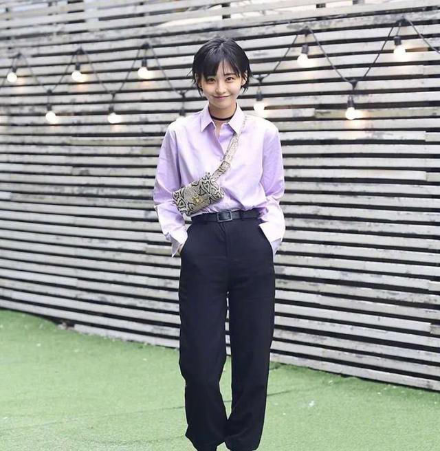  #漂亮#路人街拍:小姐姐长得漂亮又时髦,好衣品造就好气质!