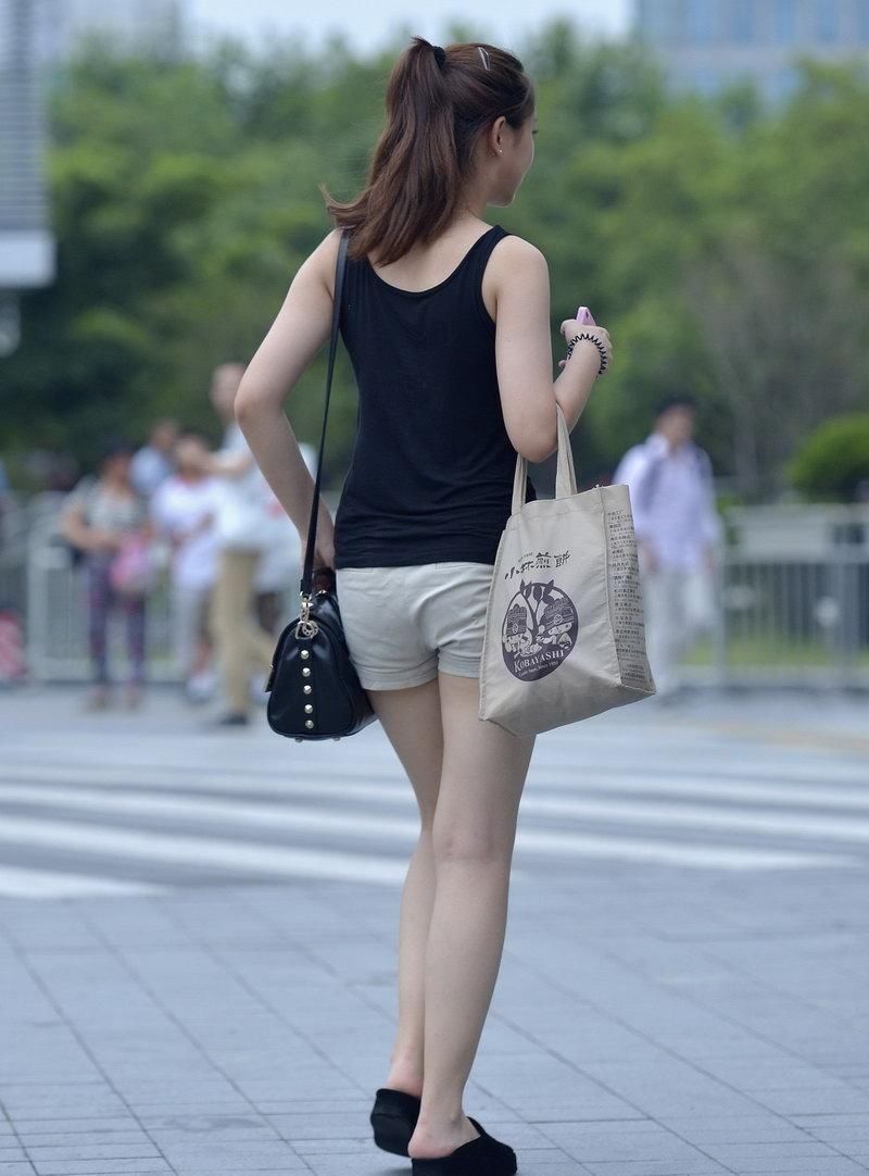 街拍背心短裤美女,身材高挑气质迷人!