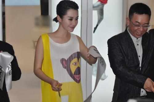 50岁许晴出席活动一件睡衣长裙惹争议,网友:这是真嫩