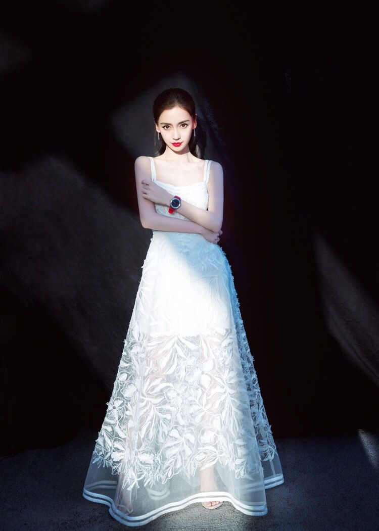 angelababy:红唇雪肤露锁骨,大秀香肩