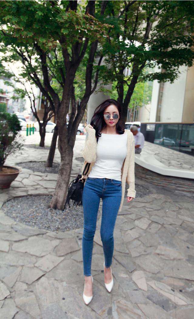 紧身裤搭配高跟鞋也能穿出优雅, 迷人的美腿曲线, 挺翘的美臀