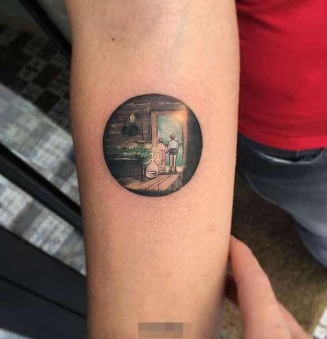 女纹身师纹出了硬币大小的纹身，仔细一看纹身，吓的人魂都掉了