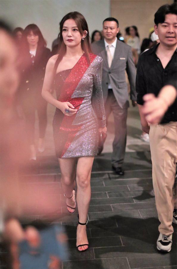 赵薇半露肩连衣裙凹凸有致，手上“鸽子蛋”是认真的吗?