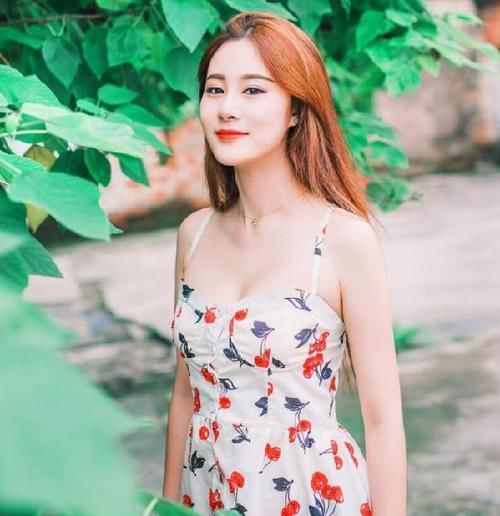  [简洁]胖胖的女生穿吊带包臀裙, 方便简洁让人一见倾心