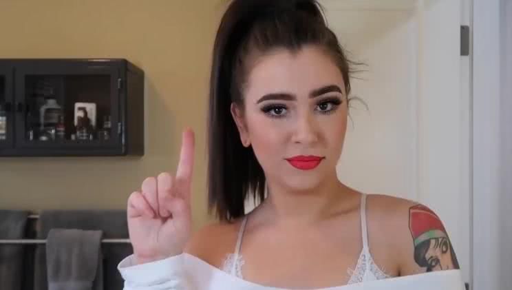 女子自称素颜比化妆后还美，当她卸完妆，我信了