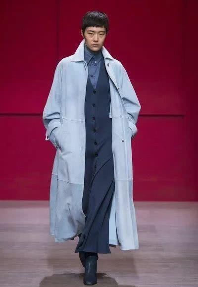  「衣荒」高贵典雅雾霾蓝服饰单品，时尚感爆棚，学着这么搭不闹衣荒