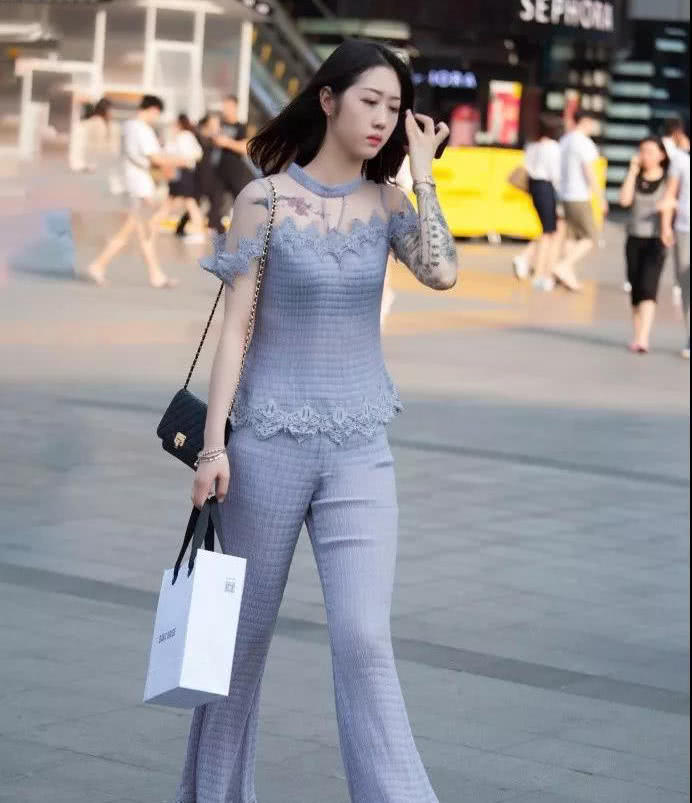 气质小姐姐身穿灰色紧身衣搭配紧身裤，大秀一双迷人的大长腿，吸