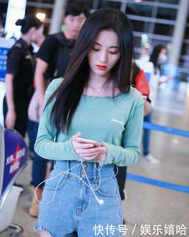 鞠婧祎舞台大秀热辣与性感，网友：打底裤露出来都不知道！