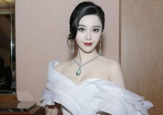 范冰冰工作室发15字微博强行洗白，网友评论区狠狠打脸！长见识了