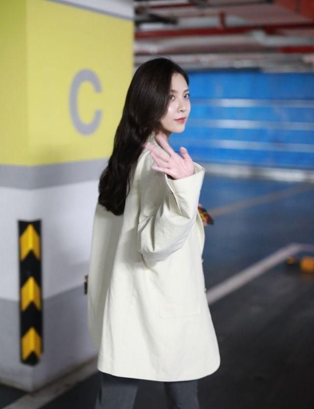  #白裙#宋妍菲穿白裙秀窈窕身段，穿白色西装潇洒迷人，天生丽质有星味