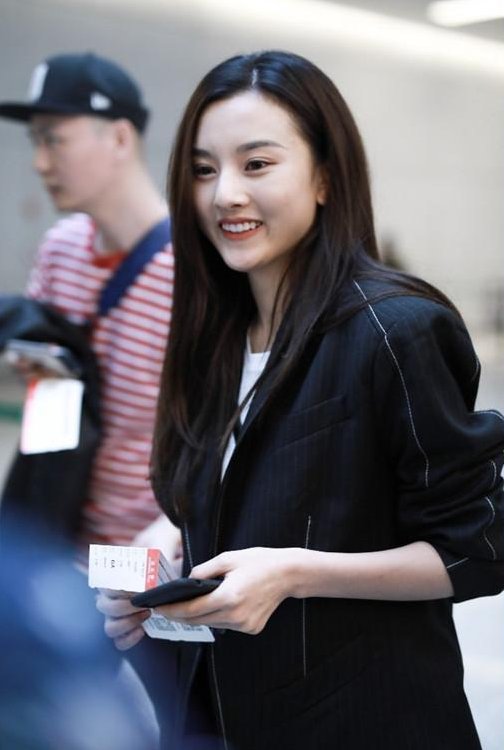 看了赵薇的西装,再看看宋祖儿,才知道霸气与小清新的差距有多大