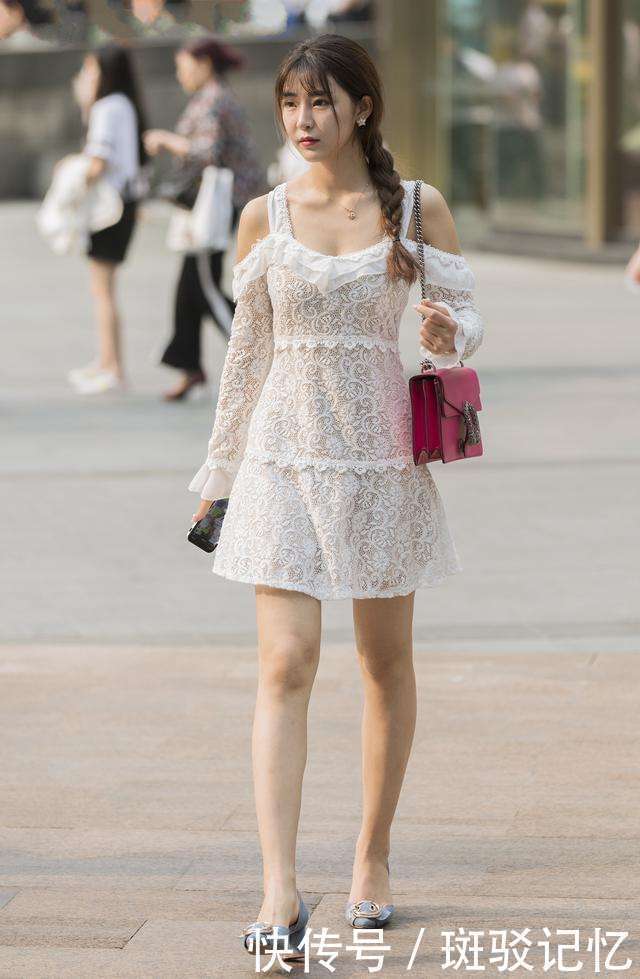 街拍：图三牛仔热裤配白色短袖体恤的美女，漂亮小姐姐都是大长腿