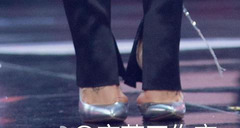 冉莹颖穿了十个小时的高跟鞋，脱下鞋后双脚触目惊心！