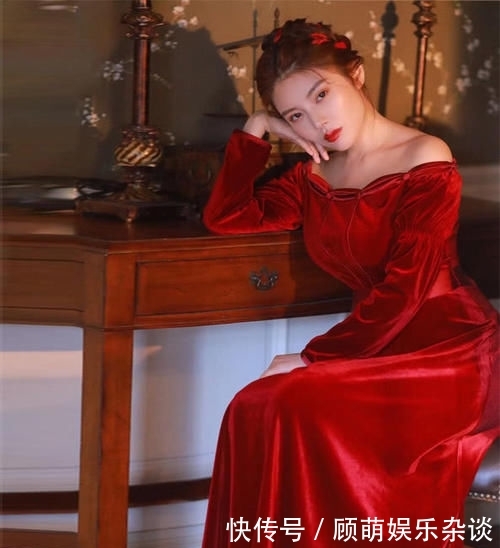 字肩礼裙@身穿露肩灯绒裙大秀性感身材,微胖“大嫂”真有料,被徐冬冬惊艳到了