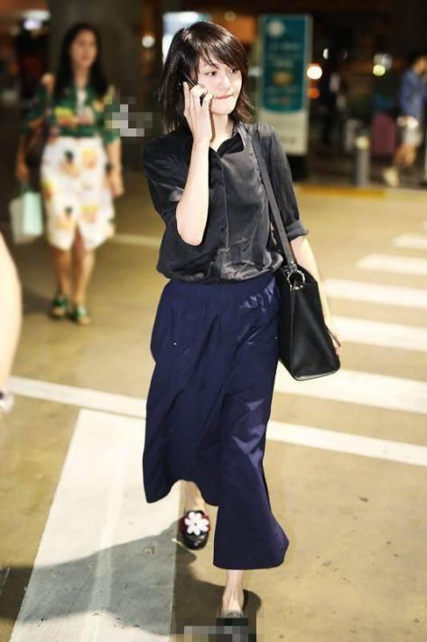 郑爽胆真大,素颜便服现身机场!网友:胖了的小爽好看多了