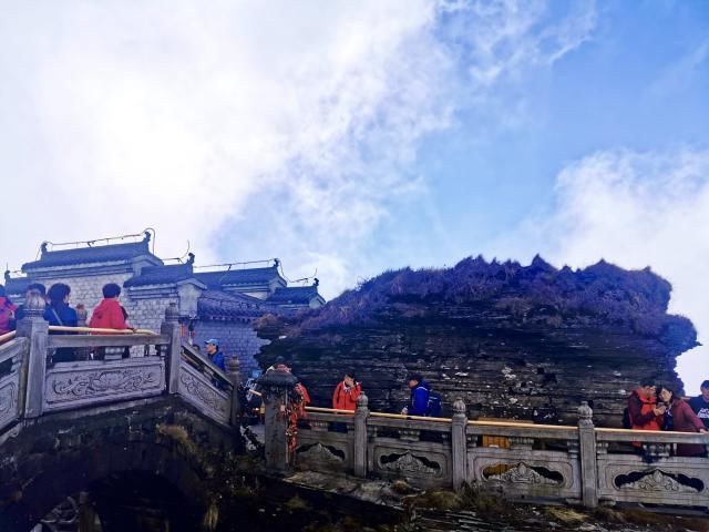 比蜀道难还要难的体验就在贵州梵净山 90度垂直登山 一般人不敢爬